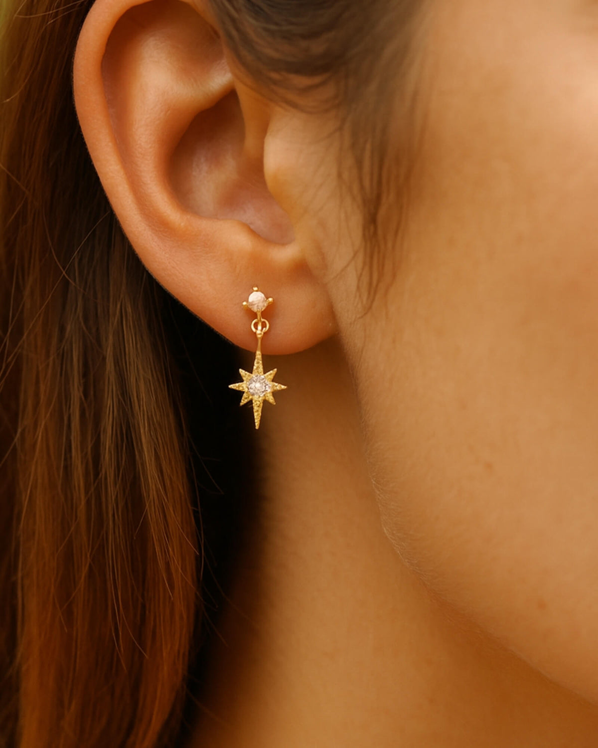 Boucles Éclat portées à l'oreille