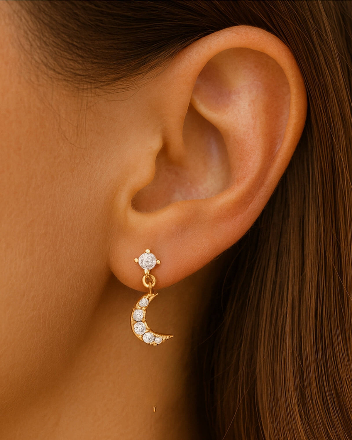 Boucles Luna portées à l'oreille
