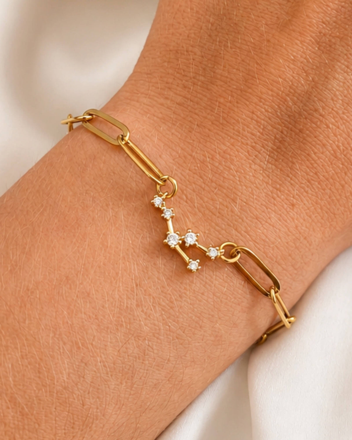 Bracelet constellation personnalisé grosse maille doré porté au poignet