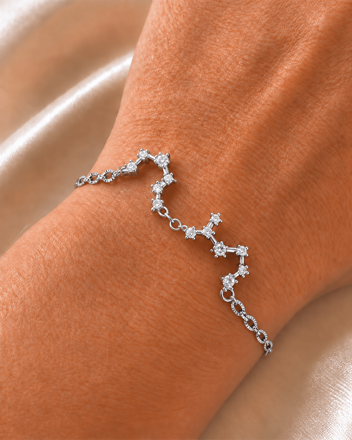 Bracelet constellation personnalisé maille fine argenté porté au poignet