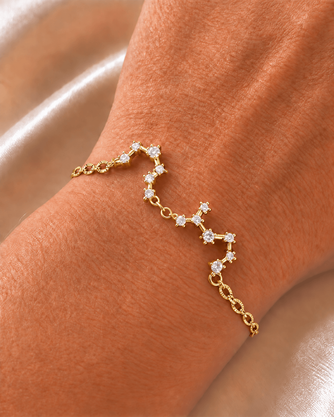 Bracelet constellation personnalisé maille fine doré porté au poignet