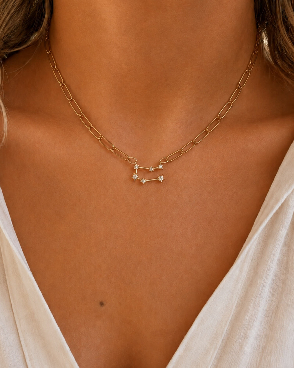 Collier constellation personnalisé grosse maille doré porté