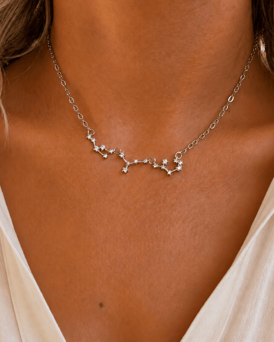 Collier constellation personnalisé maille fine argenté porté