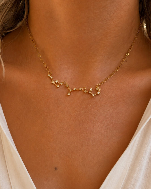 Collier constellation personnalisé maille fine doré porté