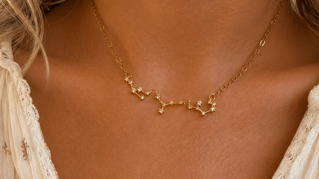 Collier constellations porté
