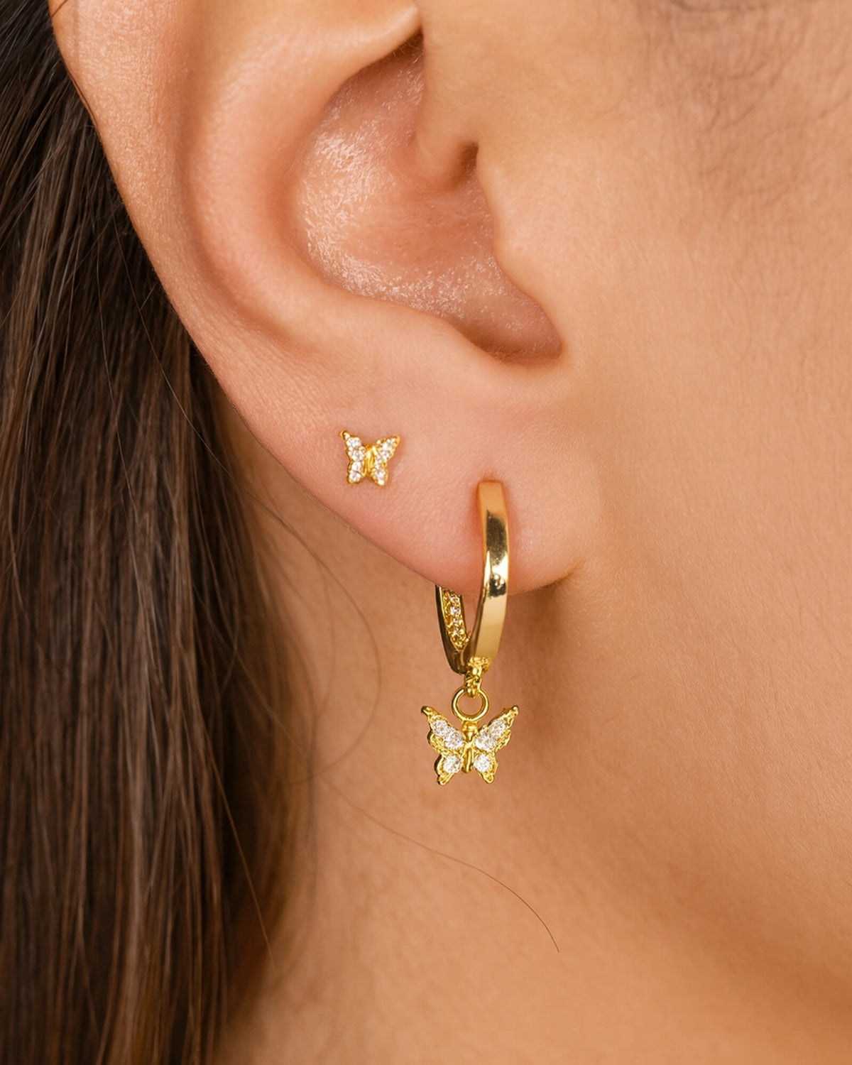 Puces et Créoles Lolita papillon portées à l'oreille